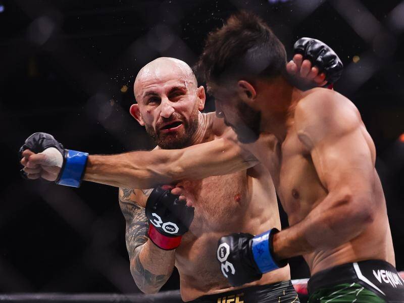 Alexander Volkanovski (l) was too strong for Yair Rodriguez and he now wants to beat Ilia Topuria. (AP PHOTO)
